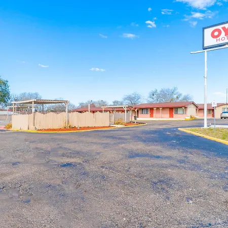 OYO Hotel Beeville -US 181